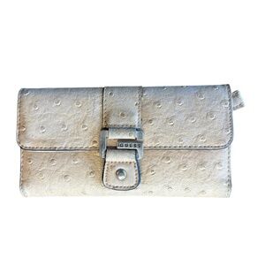 GUESS Faux Ostrich Leather Wallet Beige Trifold Clutch Y2K‎ Vintage Logo Buckle
